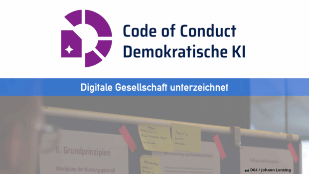 Logo / Schriftzug "Code of Conduct Demokratische KI" Darunter: "Digitale Gesellschaft unterzeichnet" Darunter: Photoausschnitt einer Pinnwand aus einem Workshop. Rechts unten Hinweis auf Photoquelle D64 / Johann Lensing
