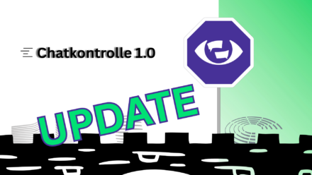 Grafik. Von links kommt "Chatkontrolle 1.0" ins Bild geflogen, Fluchtstreifen deuten eine hohe Geschwindigkeit an. Darunter sind Logos der Europäischen Institutionen (Europäische Kommission, Rat der EU). Rechts auf dem Weg der Institutionen ist das Logo des Europäischen Parlaments. Davor ist ein Stoppschild mit dem Logo der Kampagne „Chatkontrolle Stoppen!“. Vorne überlappt groß "UPDATE".