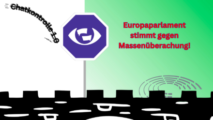 Grafik. Von links kommt "Chatkontrolle 1.0" ins Bild geflogen, Fluchtstreifen deuten eine hohe Geschwindigkeit an und dann eine sehr starke Bremse, welche durch die starke Beugung angedeutet wird. Rechts auf dem Weg der Institutionen ist das Logo des Europäischen Parlaments. Davor ist ein Stoppschild mit dem Logo der Kampagne „Chatkontrolle Stoppen!“. Rechts oben im Bild steht groß: "Europaparlament stimmt gegen Massenüberwachung!"
