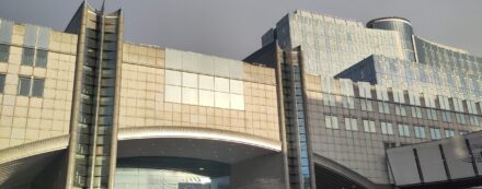 Photo vom Europäischen Parlament an einem halbwegs sonnigen Tag.