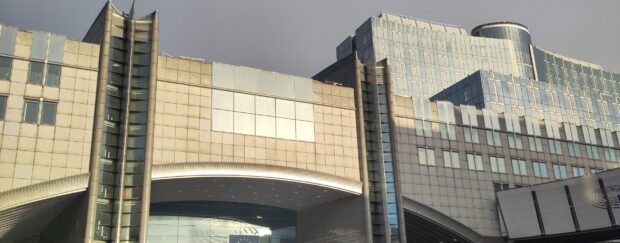 Photo vom Europäischen Parlament an einem halbwegs sonnigen Tag.