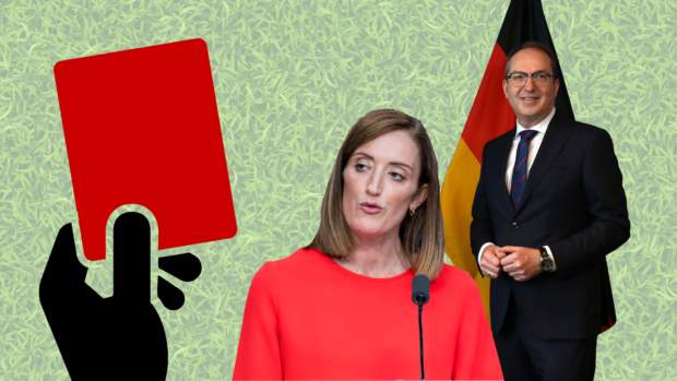 Photocollage. Rechts sind die Parlamentspräsidentin Roberta Metsola und Bundesinnenminister Alexander Dobrindt. Von links kommt eine rote Karte ins Bild. Collage von Digitale Gesellschaft e.V. mit bearbeitetem Material von © Europäische Union - Europäische Kommission, 2025, zur Verfügung gestellt im Rahmen CC BY 4.0 und © Europäische Union - Europäisches Parlament, 2026.